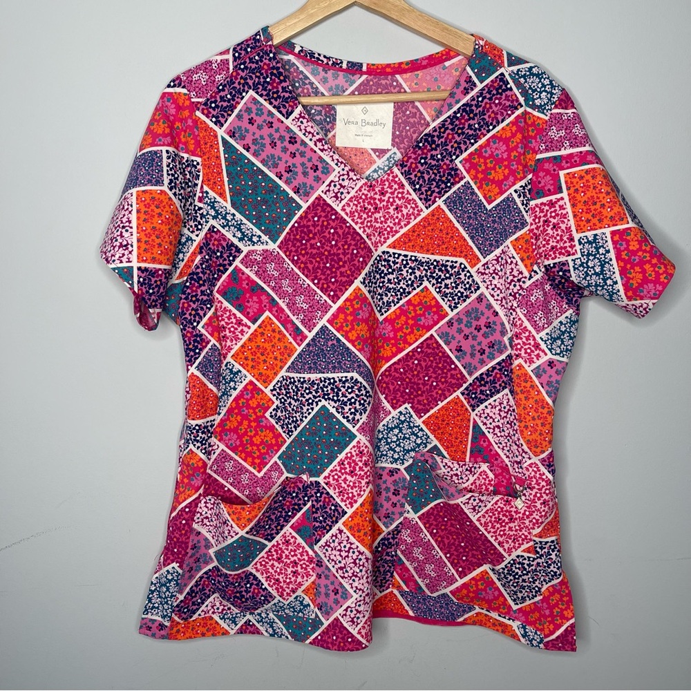 Vera Bradley V-Neck Floral/Paisley Print Scrub Top (Large)